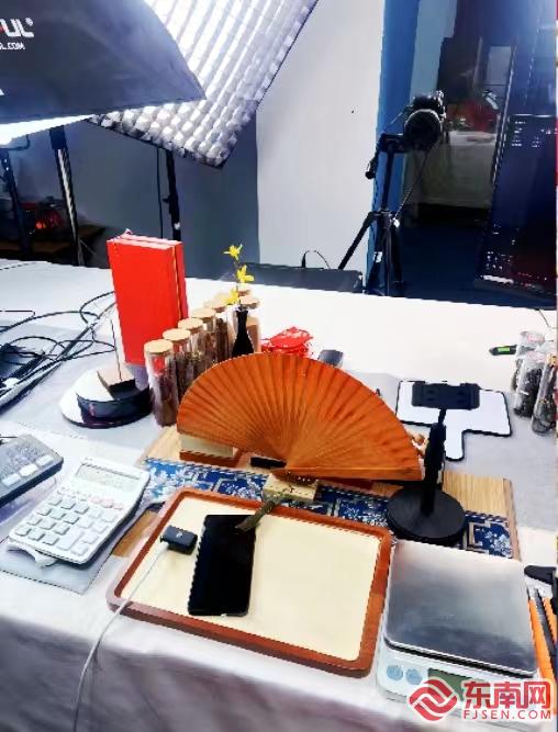 青春帶貨新力量 福州外語(yǔ)外貿(mào)學(xué)院學(xué)子化身助銷員，助力家鄉(xiāng)紅木工藝品走向更廣闊市場(chǎng)