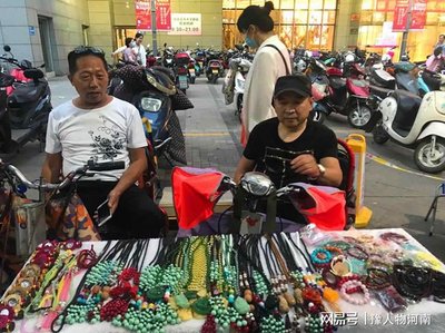 鄭州二七區(qū)“溫暖之家” 地攤上的手工藝品，每一件都藏著一個故事